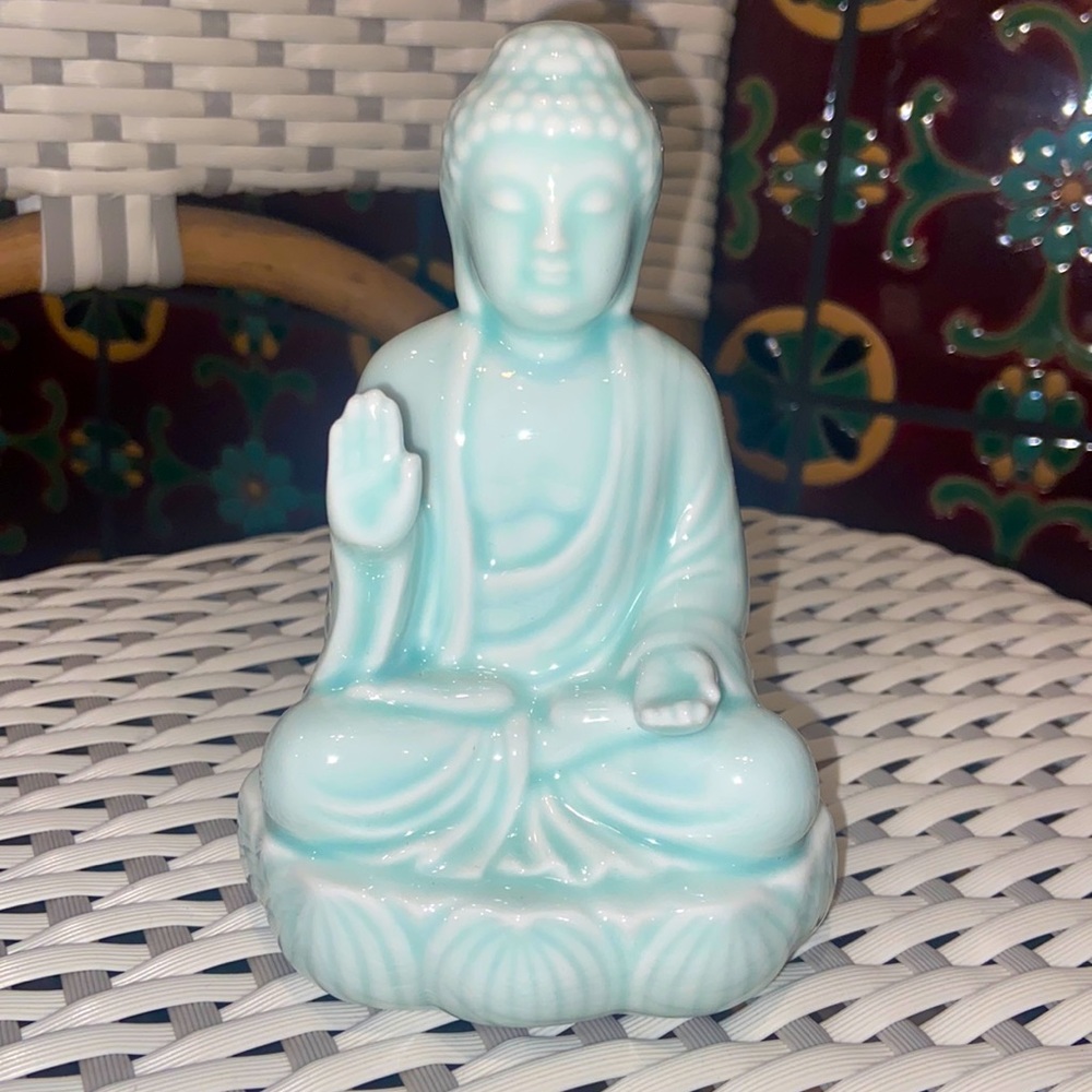 Porcelain sitting Buddha statue